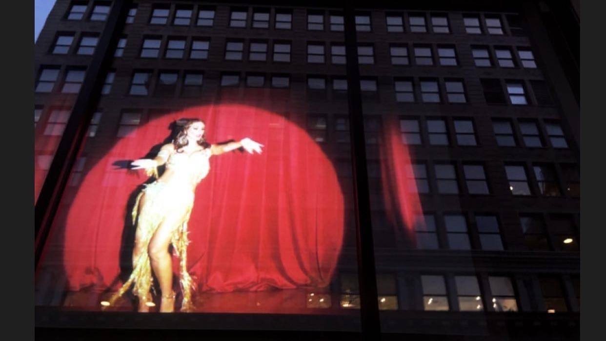 بالفيديو: إيمي سلطان تزين ميدان يونيون سكوير في نيويورك