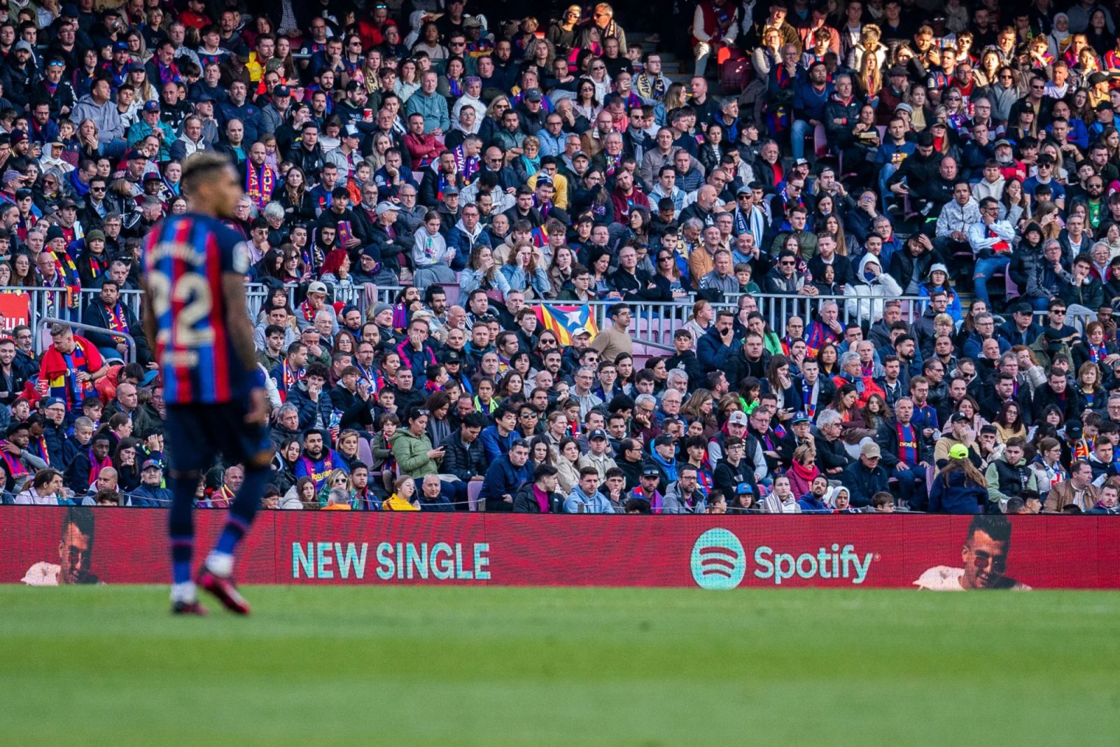 Spotify promotes Essam Sasa's latest single on Spotify Camp Nou LED boards