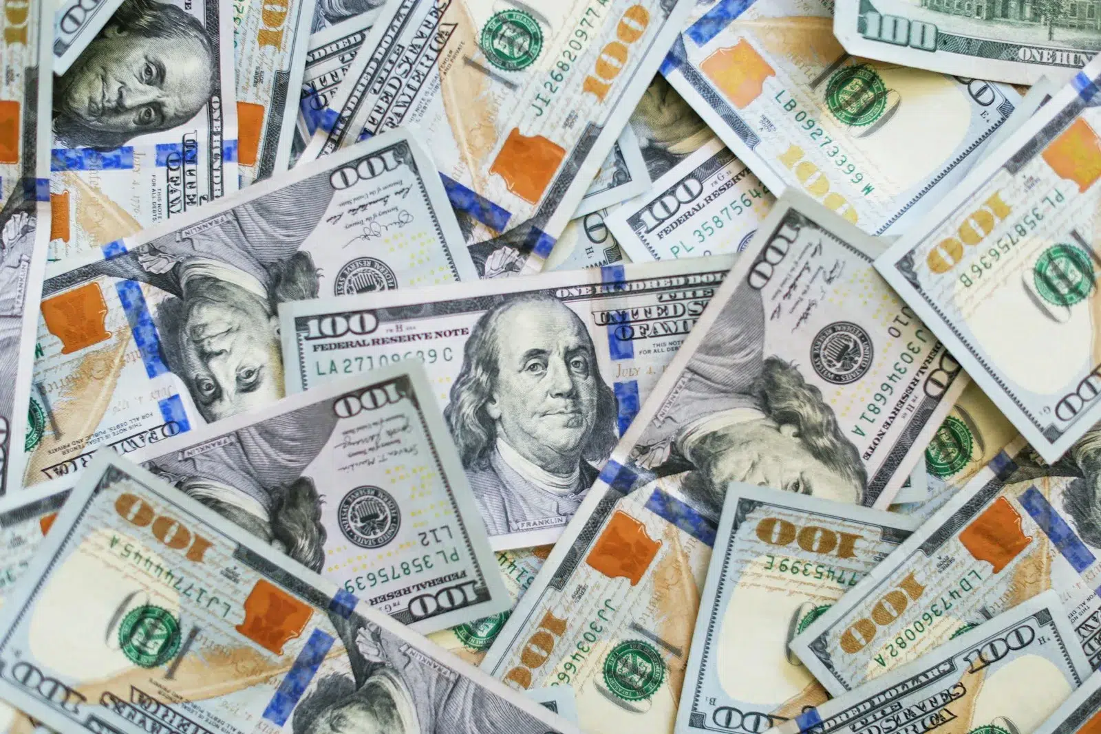 Interest Rates Soar, Pound Floats, and Credit Card Limits Rise: What's Happening in Egypt's Economy? 100 us dollar bill